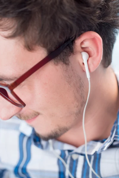 Man lyssnar på musik — Stockfoto