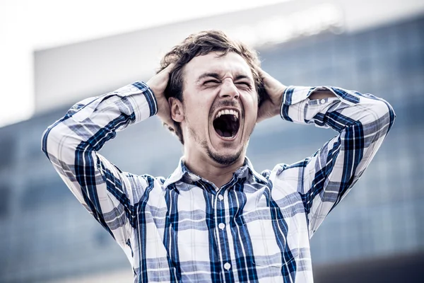 Homem gritando com desespero — Fotografia de Stock