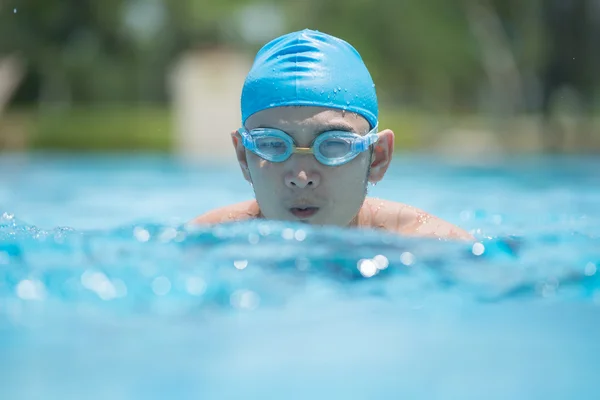 Man swimming butterfly stroke — Stock Photo, Image