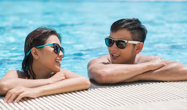 Paar im Schwimmbad — Stockfoto