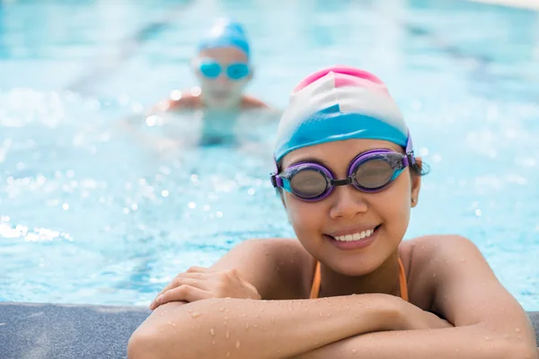 Adorável nadador usando óculos — Fotografia de Stock