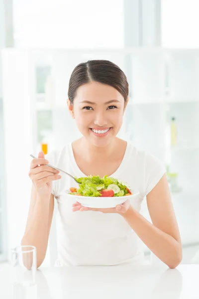 Asiatico donna mangiare insalata — Foto Stock