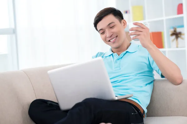 Sorrindo homem usando laptop — Fotografia de Stock