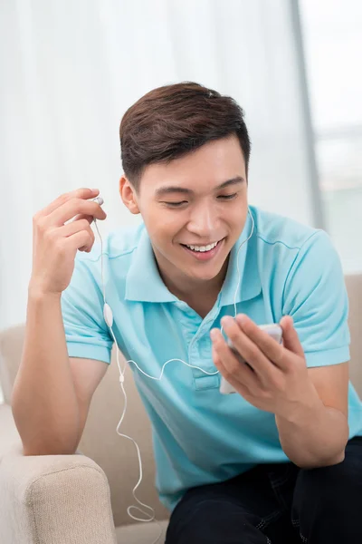 Man luisteren naar de muziek — Stockfoto
