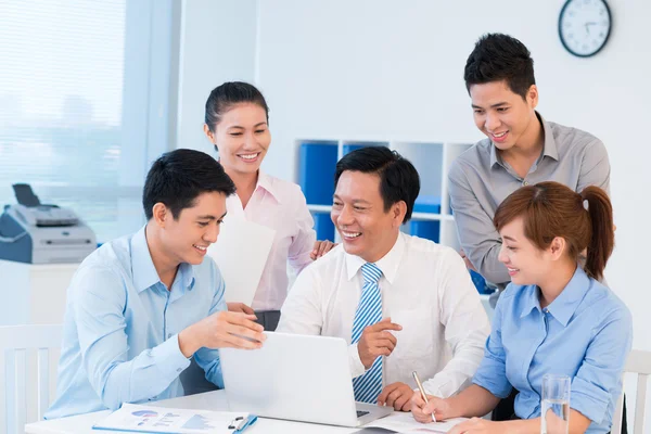 Manager präsentiert seine Idee am Laptop — Stockfoto