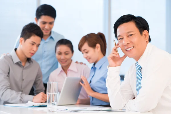 Empresario y sus empleados ocupados — Foto de Stock