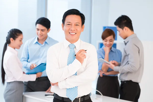 Confident team leader and managers — Stock Photo, Image