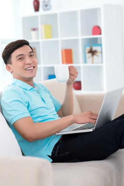 Schöner Mann, der am Laptop arbeitet — Stockfoto