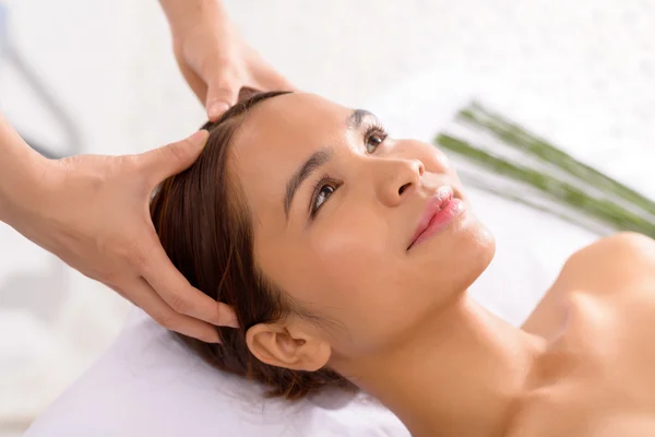 Asian girl receiving head massage — Stock Photo, Image