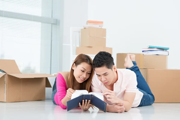 Young couple looking  photo album — Stock Photo, Image