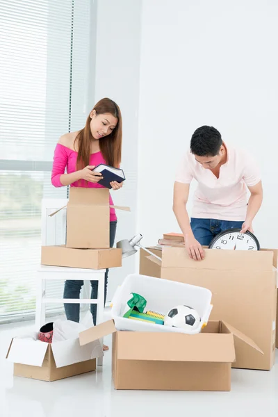 Pareja empacando sus pertenencias —  Fotos de Stock