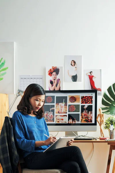 Criando o projeto usando o digitalizador no escritório — Fotografia de Stock