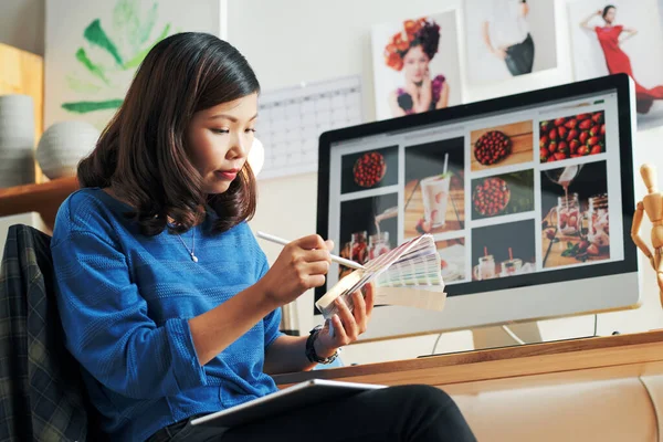 Женщина выбирает цветовую палитру для дизайна проекта — стоковое фото