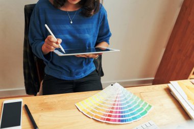 Ofiste Sayısallaştırıcı kullanan Çizgi Film Tasarımcısı