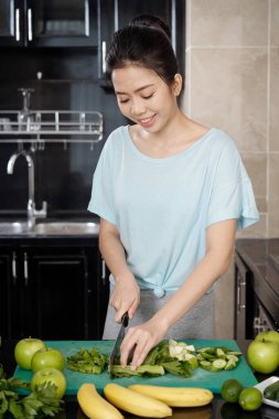 Mutlu Kadın Yeşil Meyve Smoothie Yapıyor