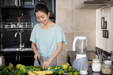 Asyalı Kadın Mutfakta Salata Pişiriyor