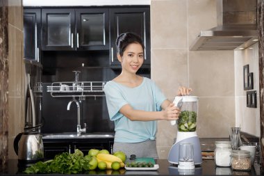 Mutfakta Asyalı Kız Blender Kullanıyor