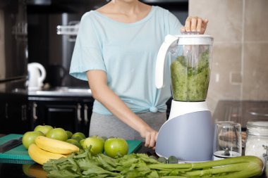 Yeşil Smoothie 'yi karıştırıcıya dönüştürme