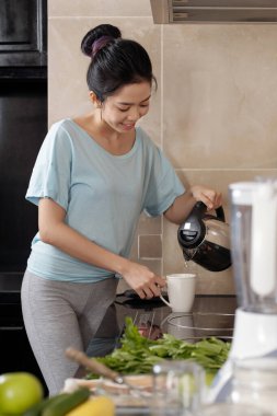 Kaynar suyu kupanın içine dök