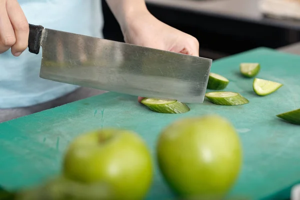 台所で野菜ナイフを使用する — ストック写真