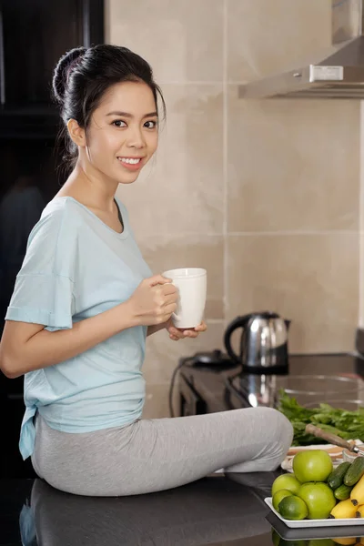 Mulher feliz bebendo café na cozinha — Fotografia de Stock