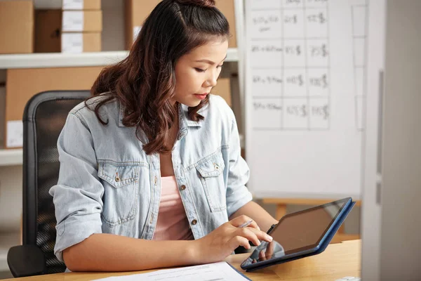 Asiatico donna utilizzando tablet in ufficio — Foto Stock