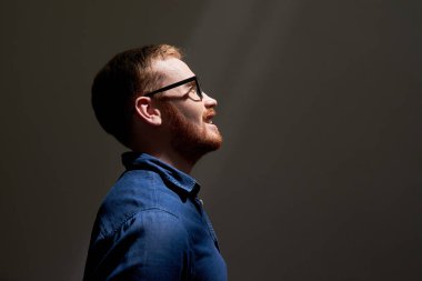 Yeşil Arkaplanda Gözlüklü Gülümseyen Adam