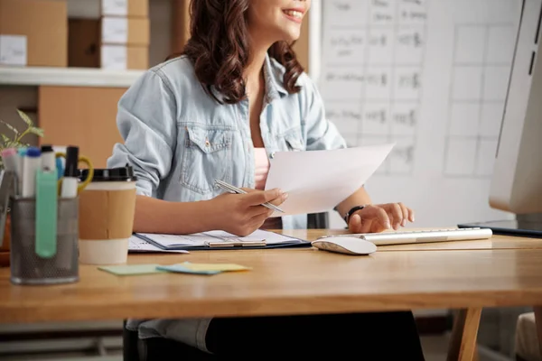 Mujer introduciendo datos en el ordenador — Foto de Stock