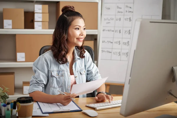 Redigera onlinefilen vid bordet — Stockfoto