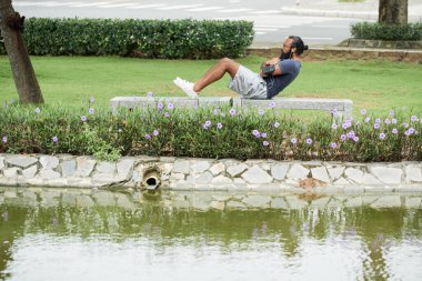 Açık havada Çıtırtı Yapan Hintli Adam