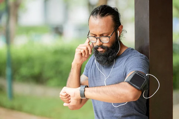 Bearded Indian Man leest bericht op Smartwatch — Stockfoto