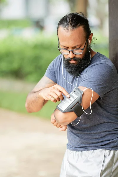 Choisir la piste sur le téléphone à l'extérieur — Photo