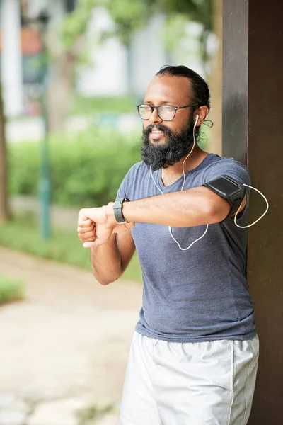 ランニング後のパルスをチェックするインド人男性 — ストック写真