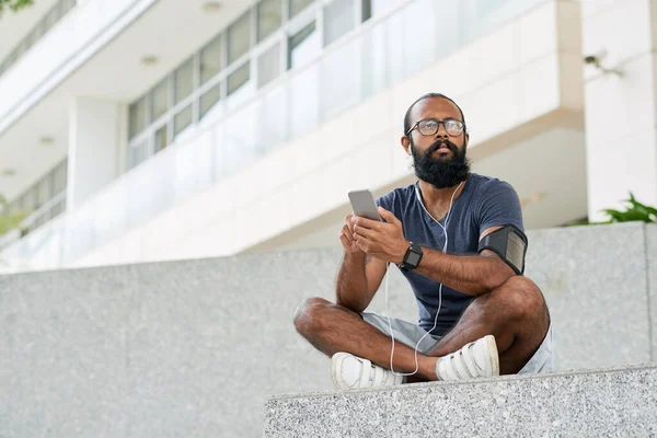 Kalme Indiase man met gadget — Stockfoto