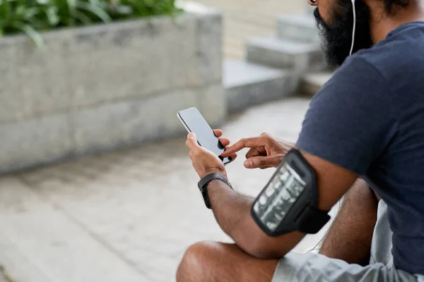 Jonge man met behulp van Fitness App — Stockfoto