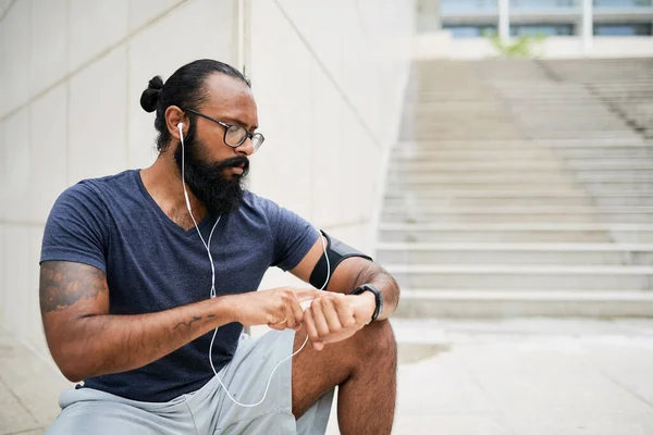 Hombre Comprobación de Fitness Reloj al aire libre —  Fotos de Stock