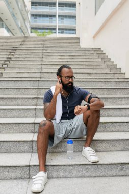 Kulaklıkla Sesli Mesaj Dinleniyor