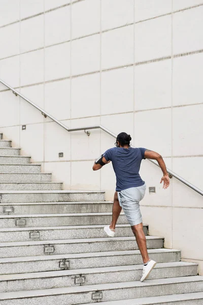 階段を駆け上がる若い男 — ストック写真