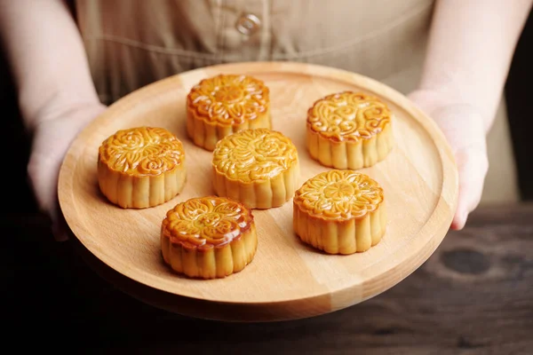 Tablett mit schönen Mondkuchen — Stockfoto