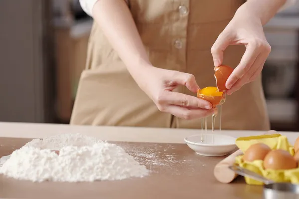 Woman Separating Egg Yolks from Egg Whites — Stock Photo, Image