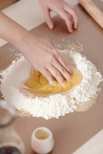 Жінка Змішування інгредієнтів для тіста Mooncake — стокове фото