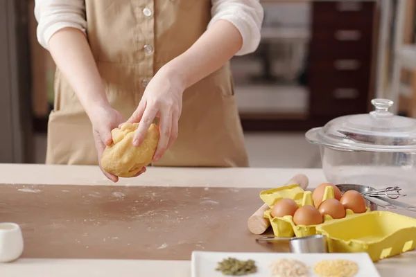 女｜Kneading Dough — ストック写真