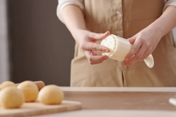 Vrouw bereidt maankoek formulier — Stockfoto