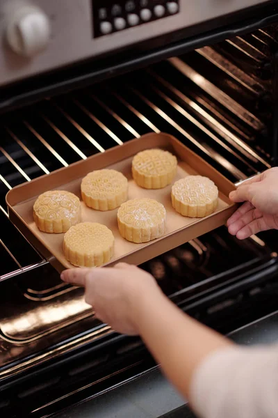 Vrouw bakken Mooncakes thuis — Stockfoto