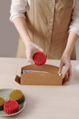 Ay çöreklerini kutuya koyan kadın