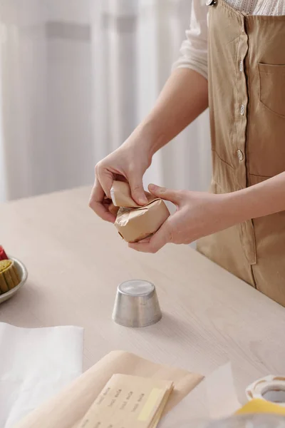 Mujer embalaje mooncakes ella al horno — Foto de Stock