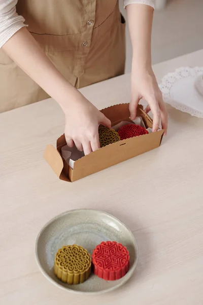 Mujer Embalaje Delicioso Mooncakes in Box — Foto de Stock