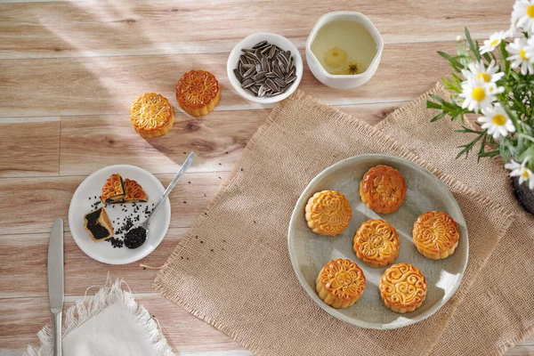 Mondkuchen mit schwarzer Sesamfüllung — Stockfoto