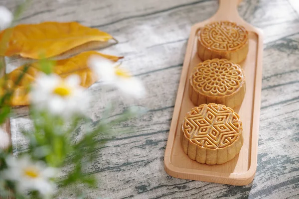 Tavola di legno con torta di luna fatta in casa — Foto Stock