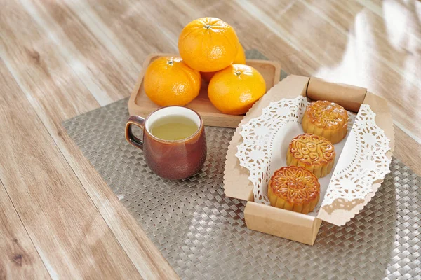 Schachtel mit glasierten Mondkuchen — Stockfoto